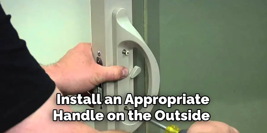 Install an Appropriate
Handle on the Outside 